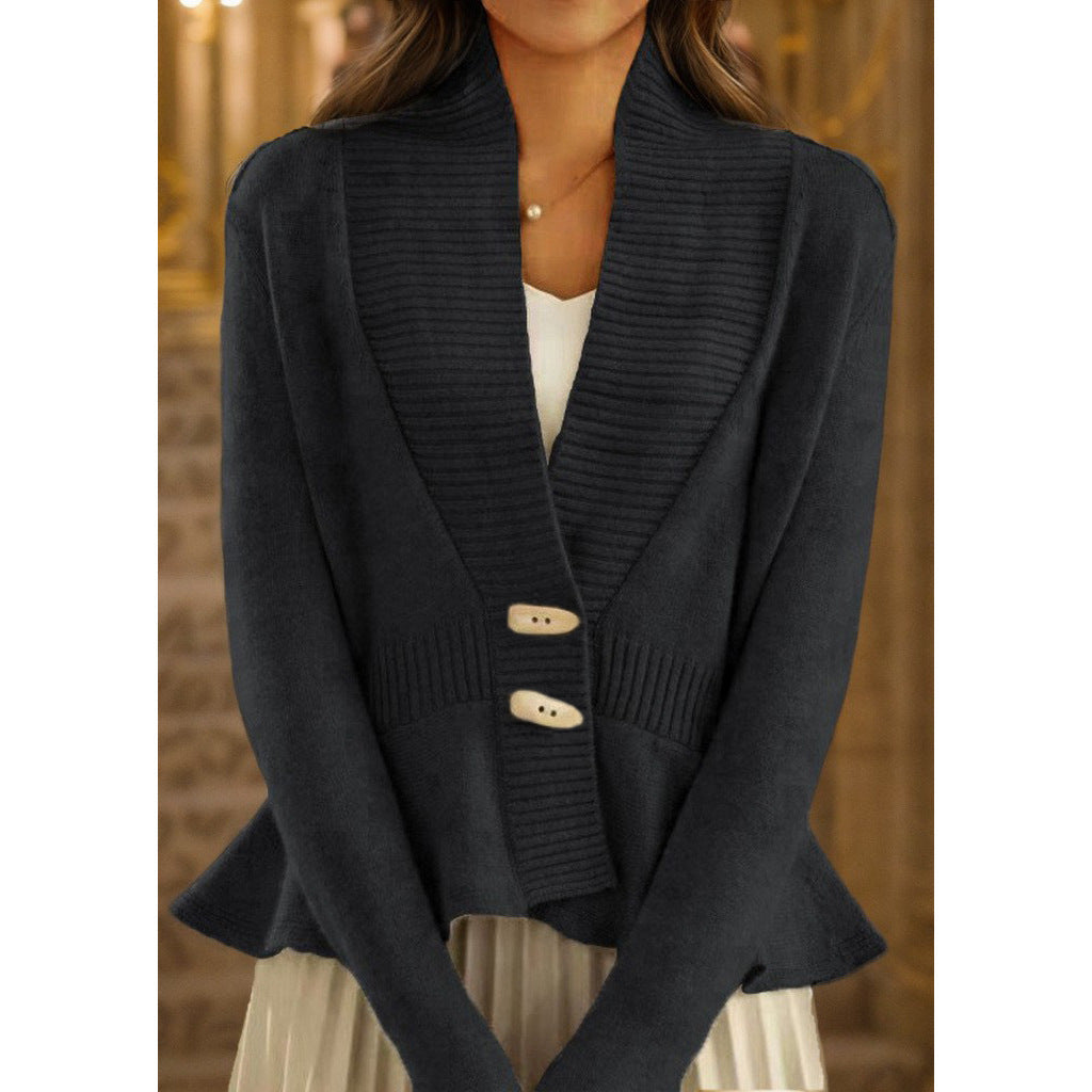 Barbara - Elegancki sweter z gładkiej dzianiny z dekoltem w serek, falbanami i wyrafinowanym lamowaniem.