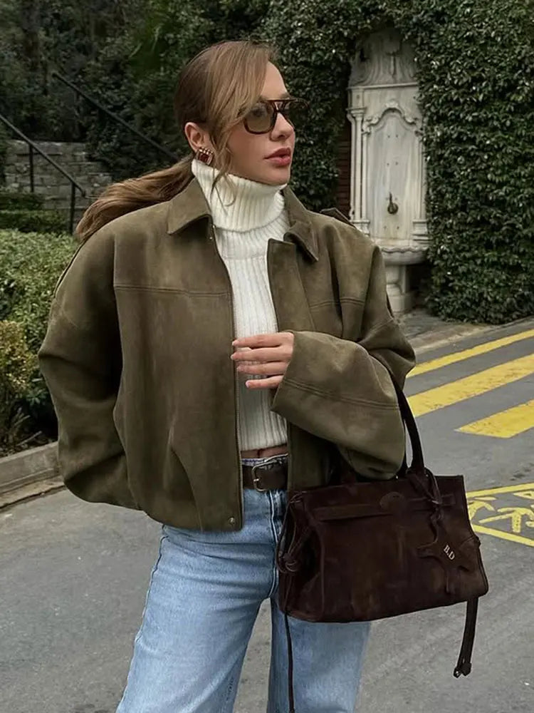 Lara - Oversize damska kurtka bomber z kołnierzem – w wyglądzie zamszu