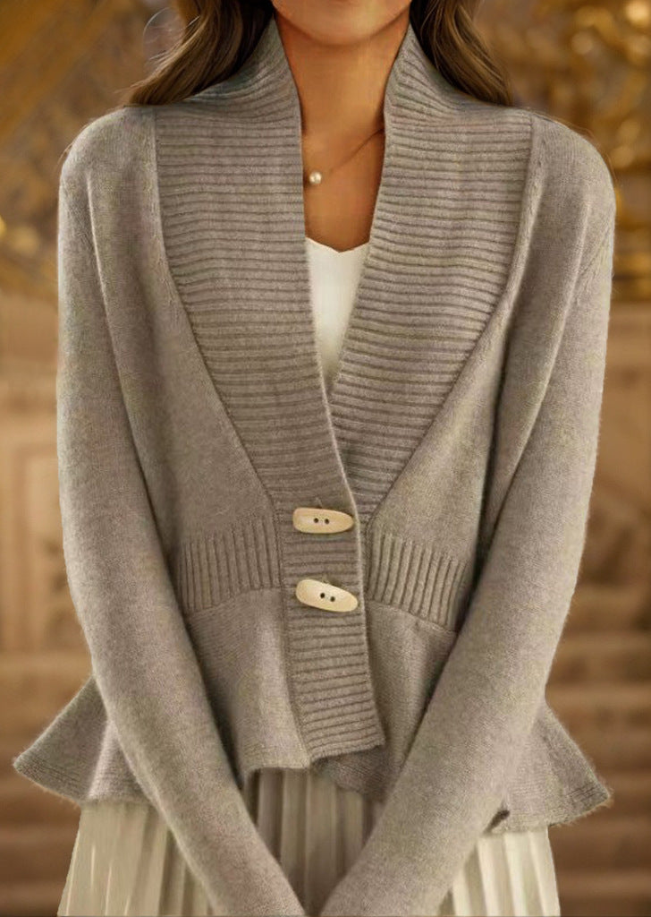 Barbara - Elegancki sweter z gładkiej dzianiny z dekoltem w serek, falbanami i wyrafinowanym lamowaniem.