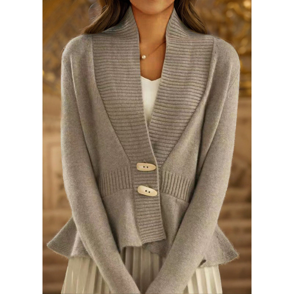 Barbara - Elegancki sweter z gładkiej dzianiny z dekoltem w serek, falbanami i wyrafinowanym lamowaniem.