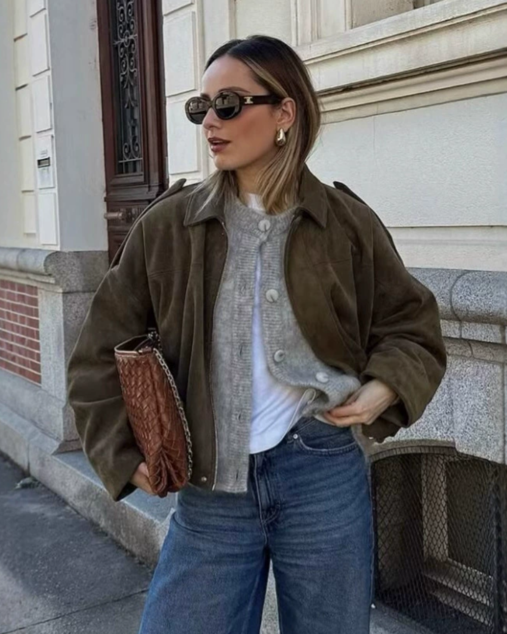Lara - Oversize damska kurtka bomber z kołnierzem – w wyglądzie zamszu