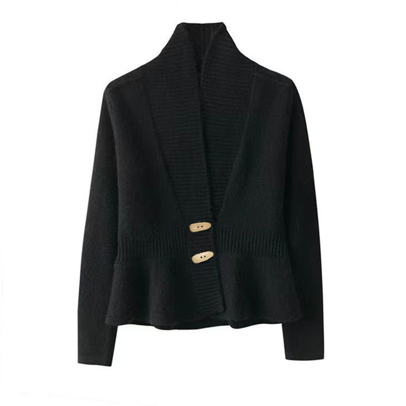Barbara - Elegancki sweter z gładkiej dzianiny z dekoltem w serek, falbanami i wyrafinowanym lamowaniem.