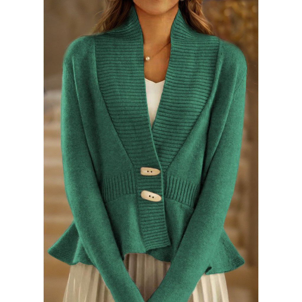 Barbara - Elegancki sweter z gładkiej dzianiny z dekoltem w serek, falbanami i wyrafinowanym lamowaniem.